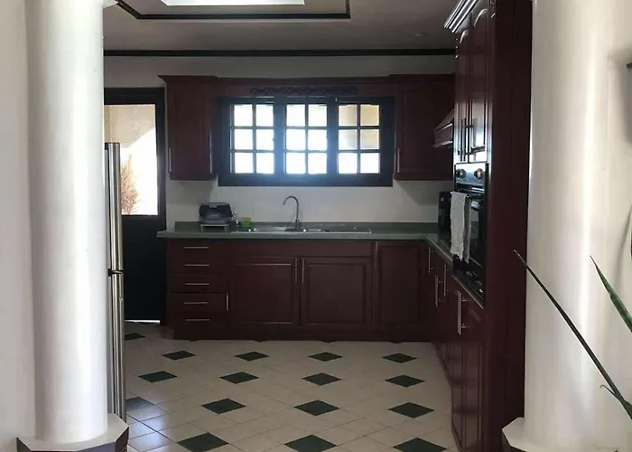 House With Private Pool And Extensive Garden * Suba Basbas